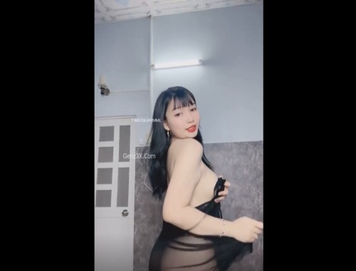 Clip Sex Thiên Ý khoe cặp ngực khủng trên sóng livestream